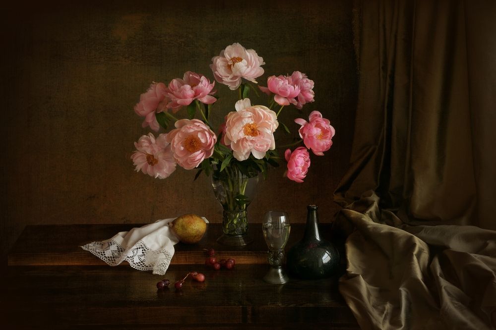 Натюрморт с коралловыми пионами