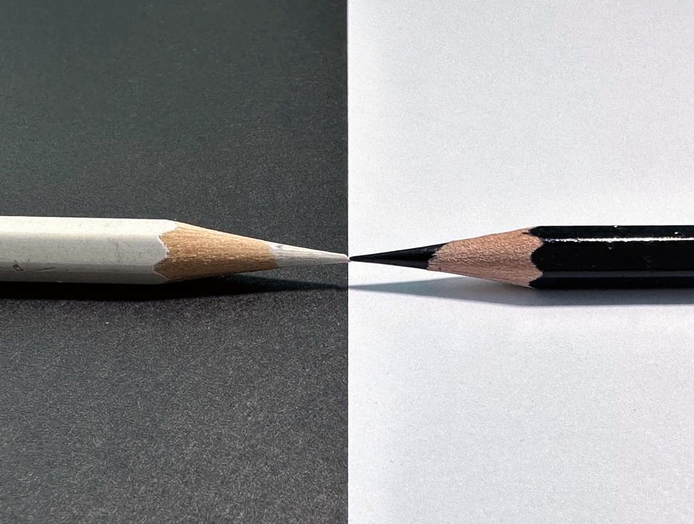 Концептуальная фотография, отражающая конфликт, но какой?