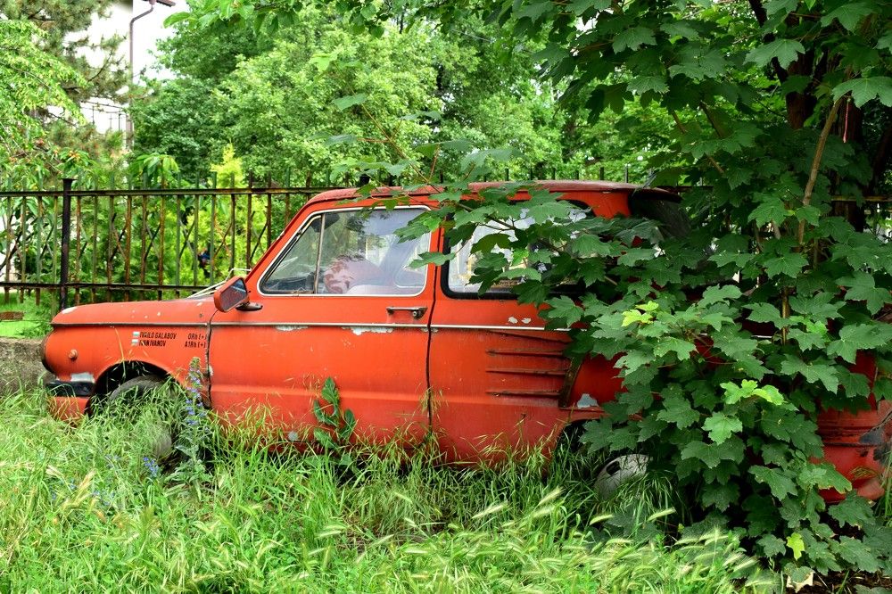 Ретро състезателен автомобил в оранжев цвят