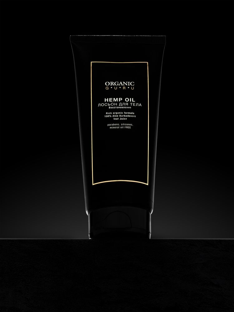 Черный тюбик на черном фоне