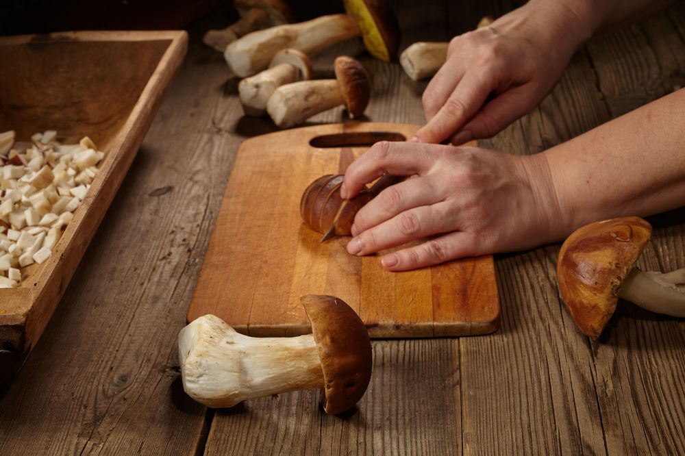 Лесные грибы на столе