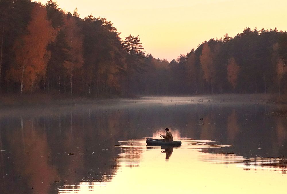 Человек в осеннем пейзаже