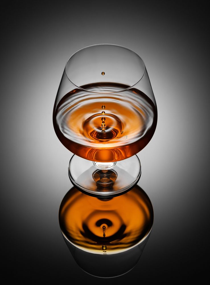 Капля упала в бокал