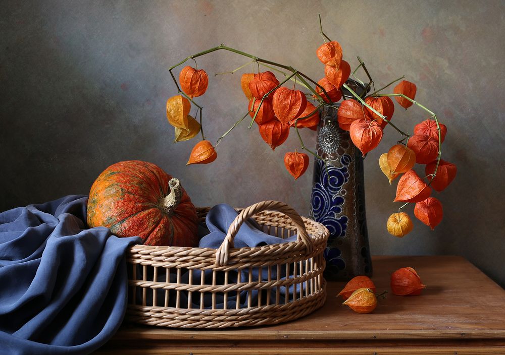 Физалисы и тыква в корзине