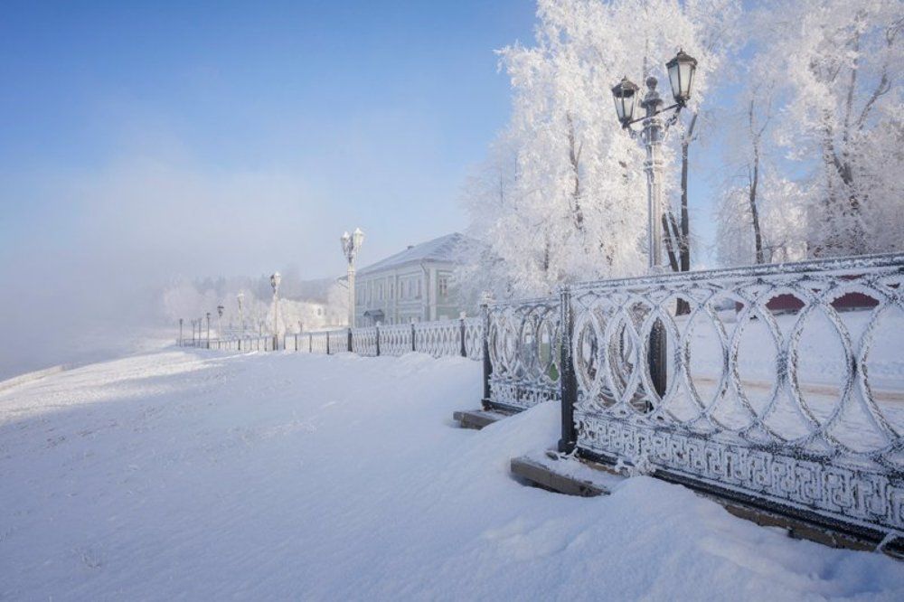 Набережная  города Углч в морозном тумане.