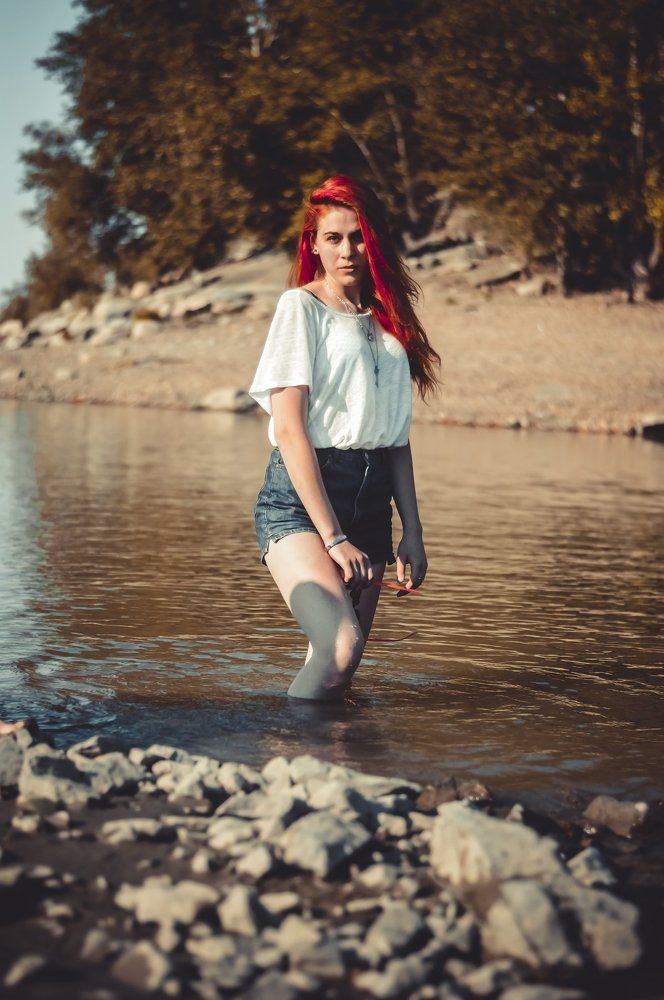 Девушка выходит из воды