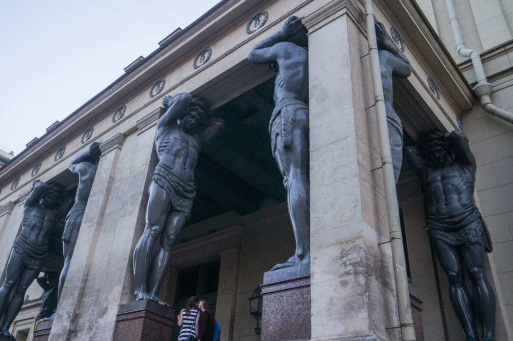 Атланты держат небо