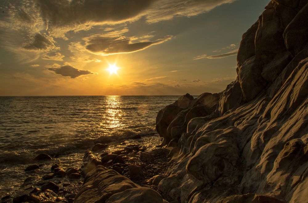 Каменистый берег на закате