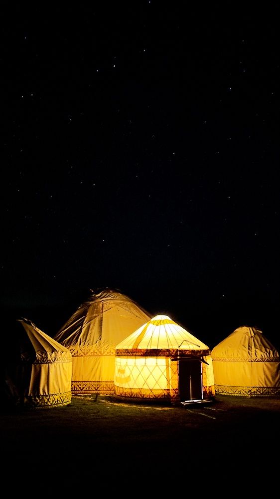 Казахстанские юрты на фоне ночного неба