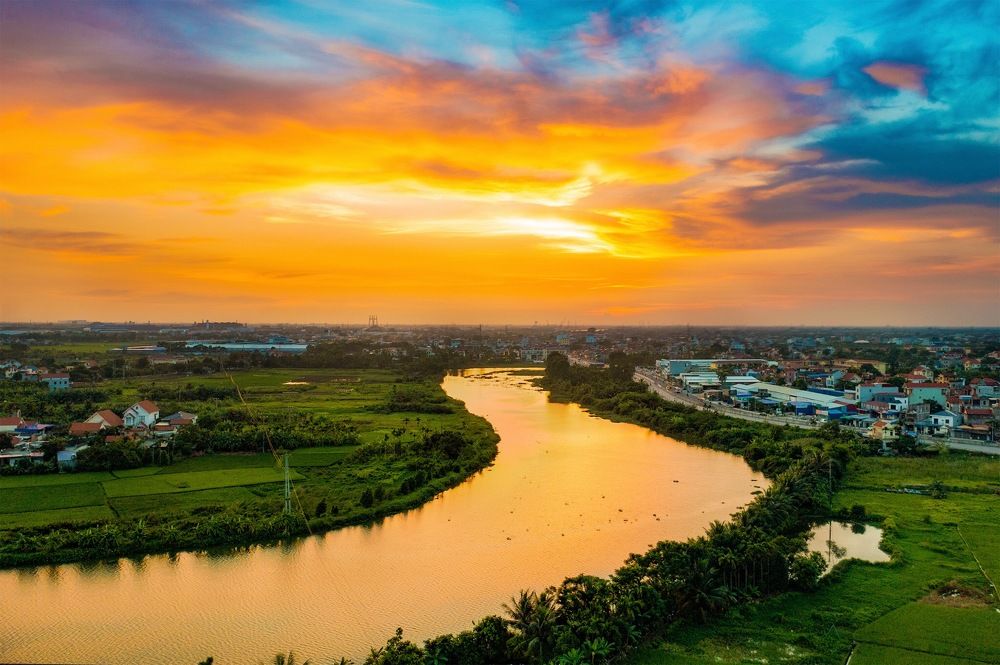 Sông quê một dải lụa vàng