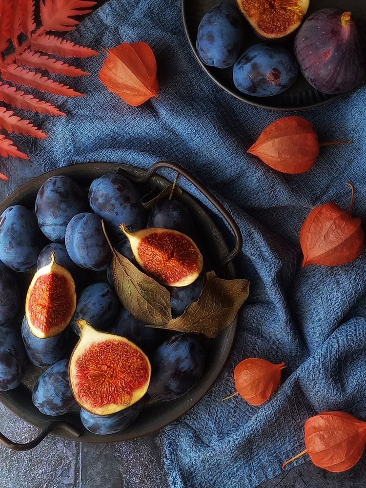 Натюрморт со сливами и инжиром
