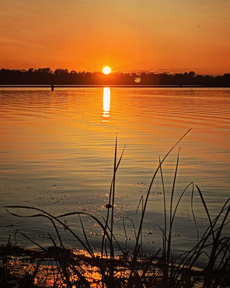 Закат на реке