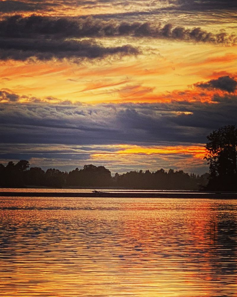 Закат на реке