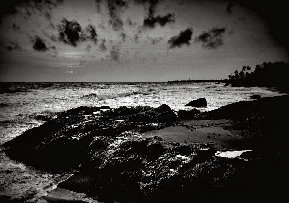 Ночь наступает на море