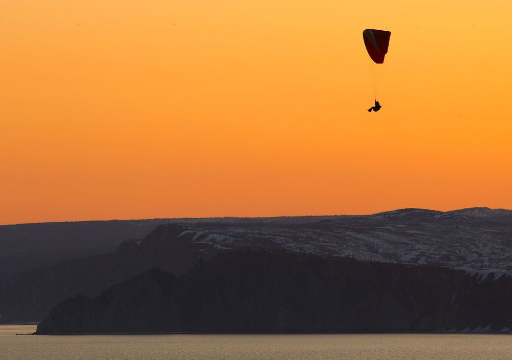 Паропланирист  и оранжевый  закат