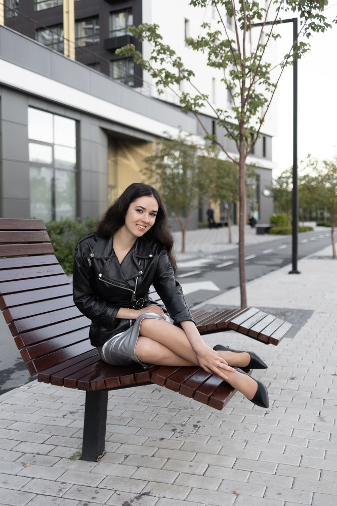 Девушка на скамейке