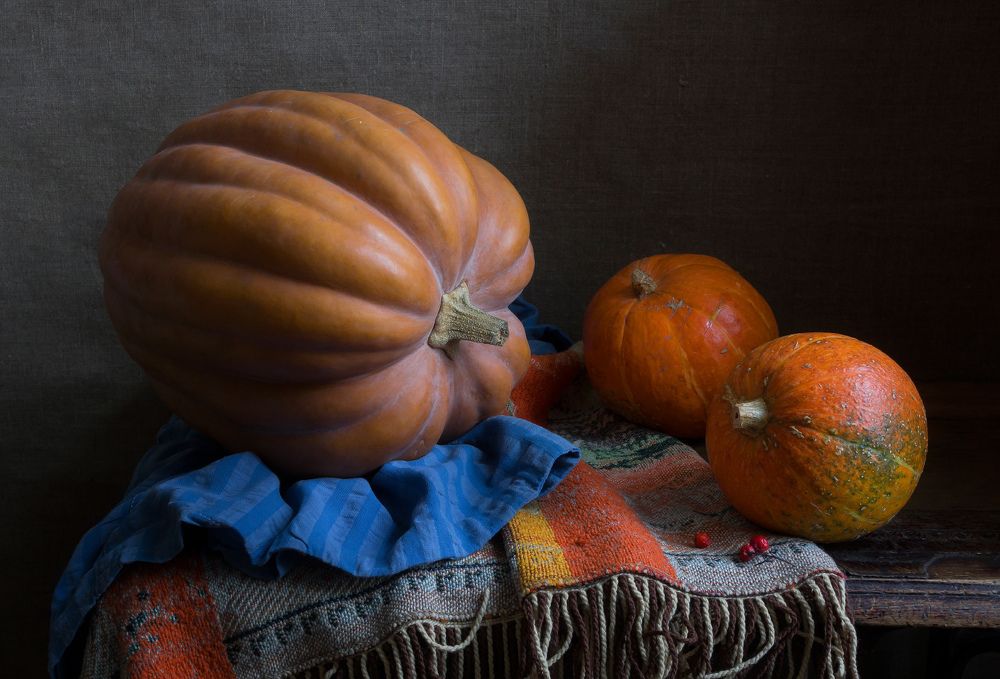 Три оранжевых тыквы.