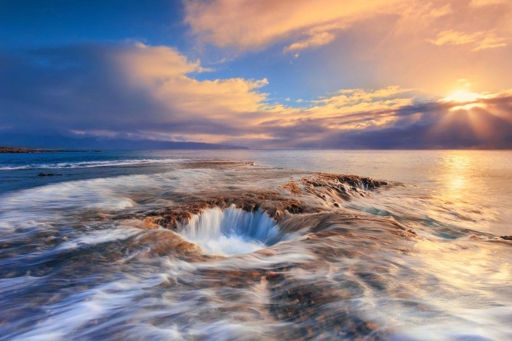 "На краю акульей бухты"