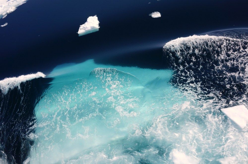 Лёд уходит под воду!