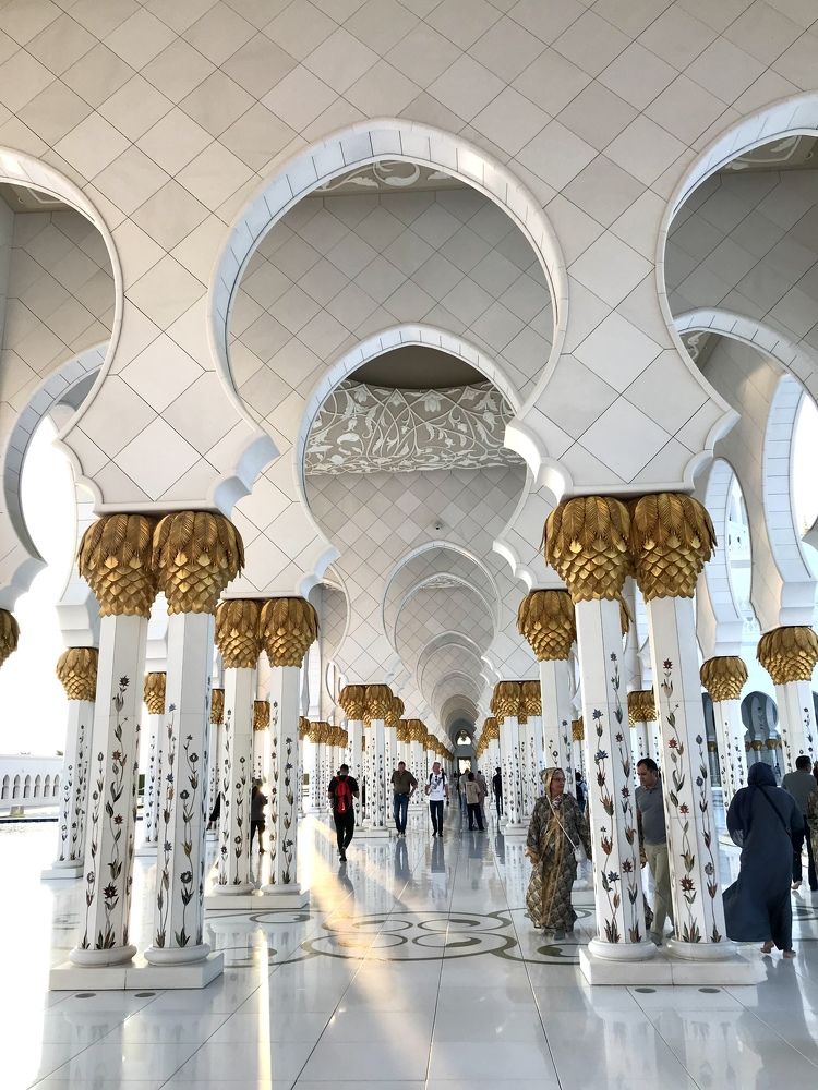 Галерея мечети шейха Зайда в Абу-Даби.