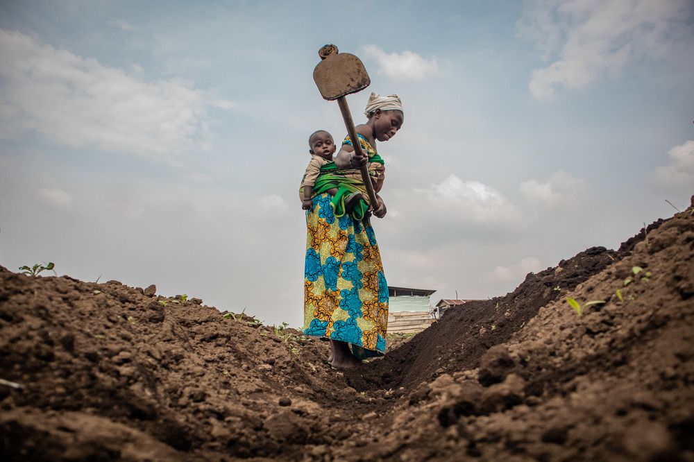 Mwamini,une mère de deux enfants en train de cultiver un champ dans le village de Munigi en République démocratique du Congo