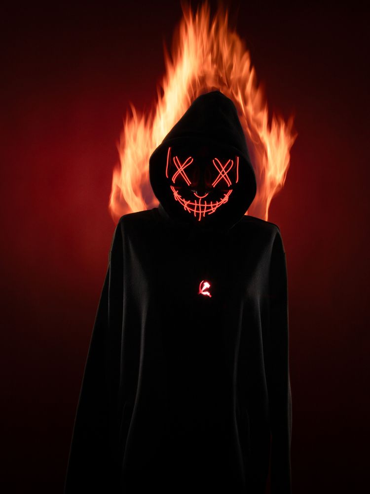 Женщина с горящим сердцем