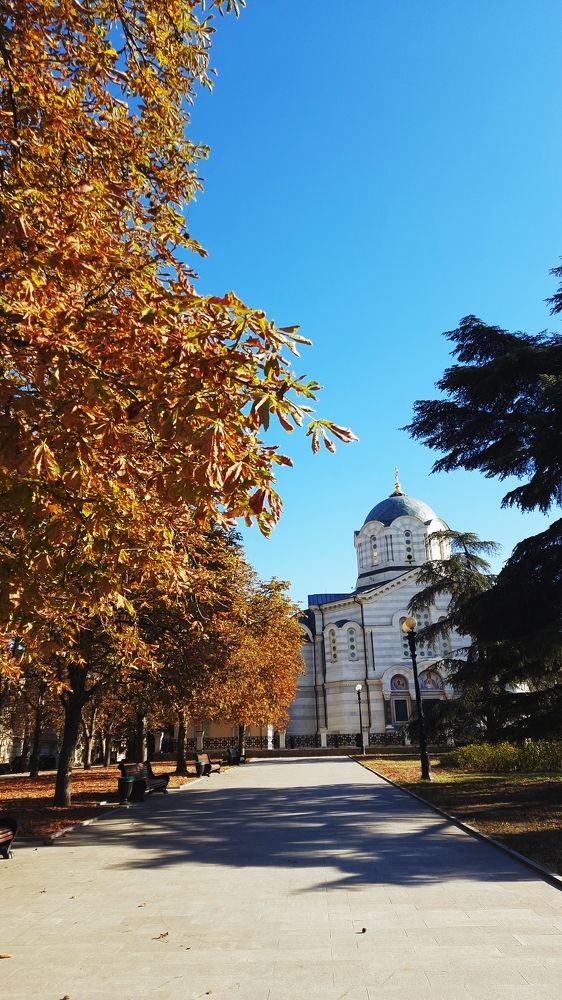 Осеннее равновесие: контраст природы и духовности на одном кадре ??