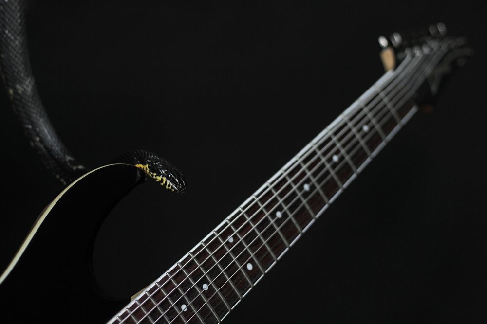 В черной-черной комнате...