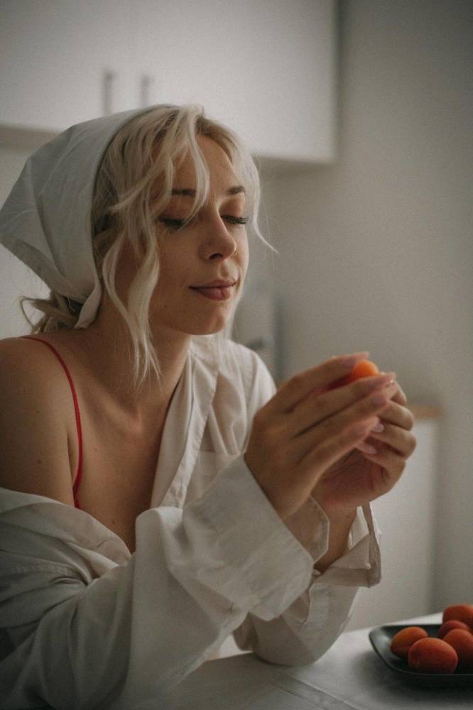 Девочка с персиками