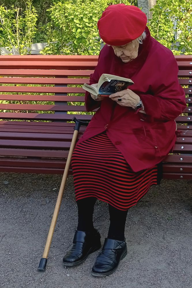 Пожилая женщина в красном