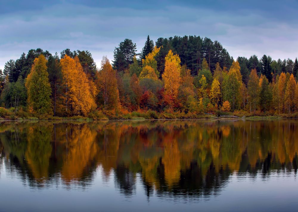 Осень смотрит в озеро.