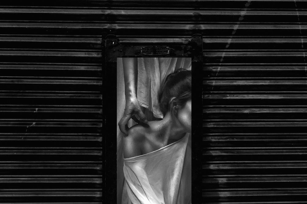 Pain behain the door