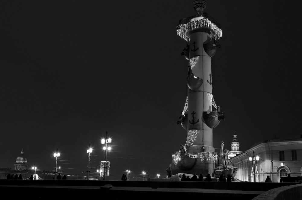 Маяк в ночи.