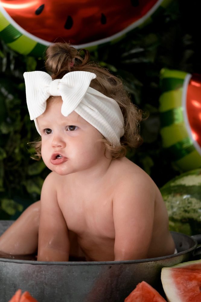 Ребёнок в тазике