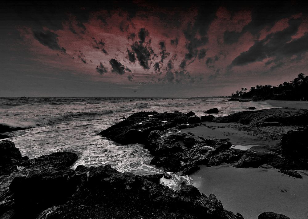 Темный вечер на море