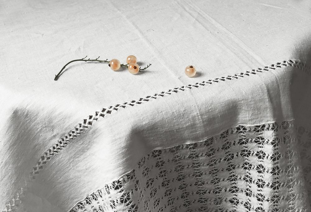 Белая смородина на белой скатерти