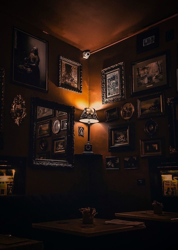 Resplandor Histórico: Habitación Colonial a la Luz de la Lámpara