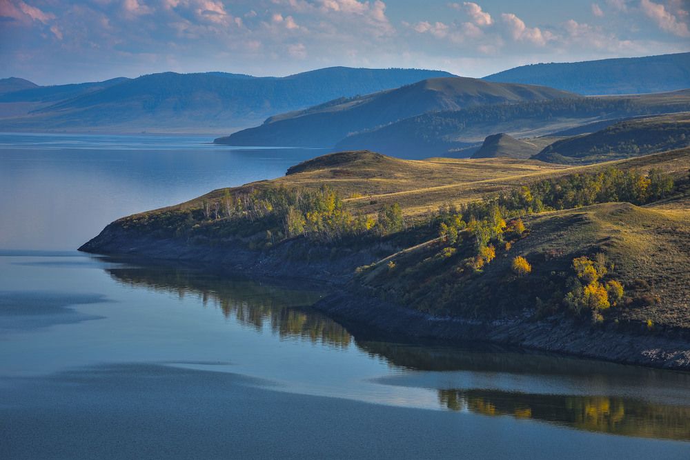 Берег Красноярского водохранилища в сентябре.