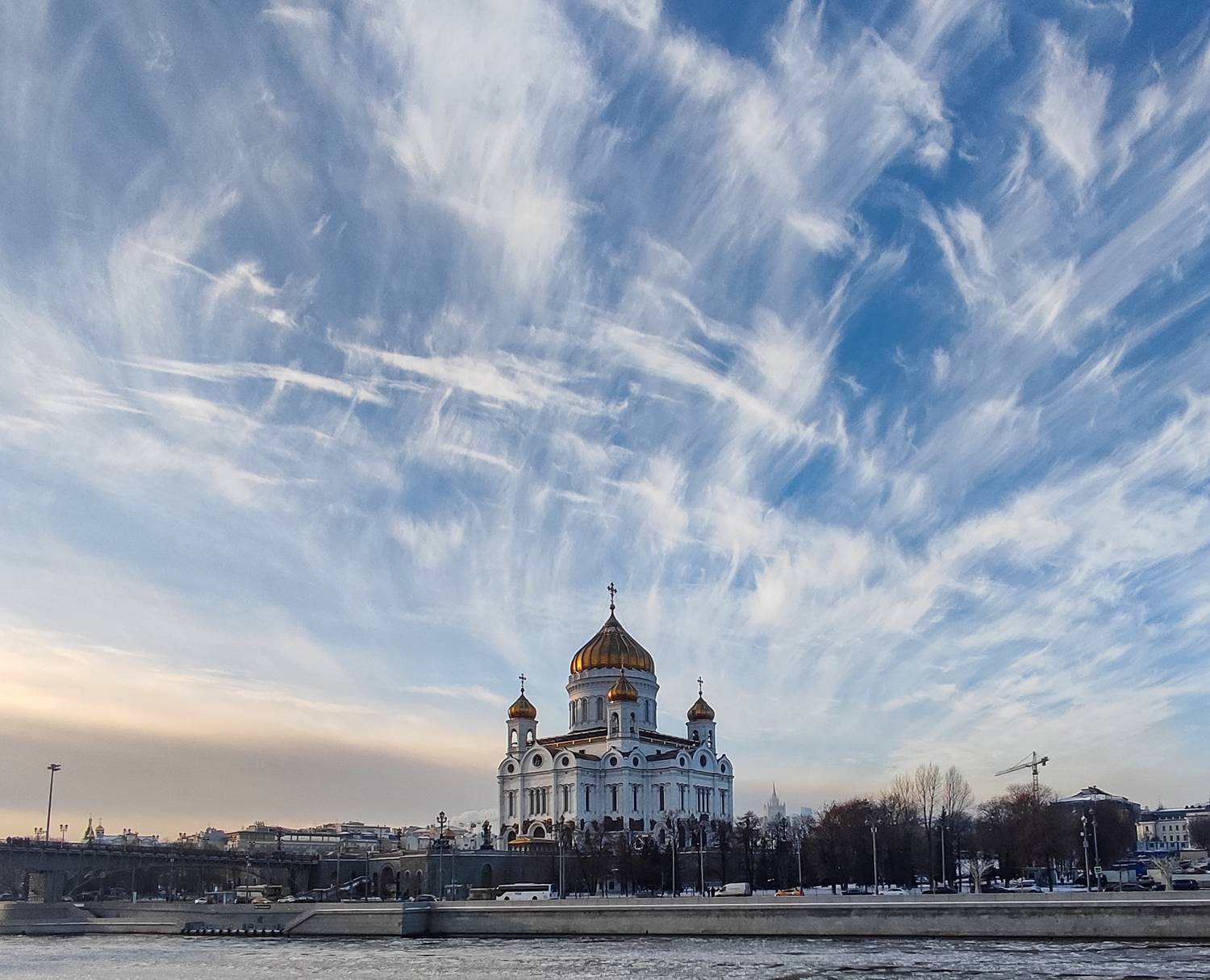 Храм на фоне неба