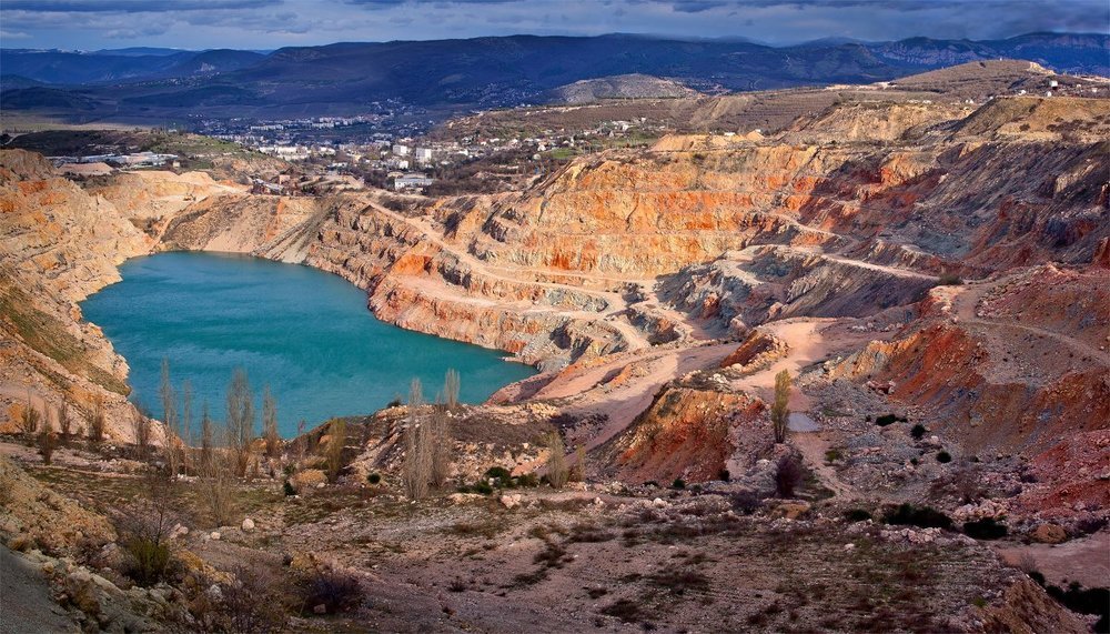 Озеро в щебневом карьере. Балаклава. Крым