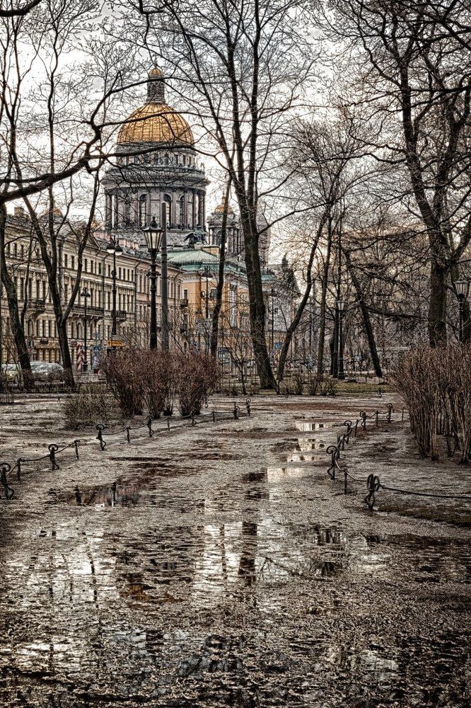 Петербург. Весна. Вышагиваем  по лужам ...