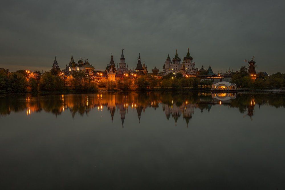 Вид на Измайловский Кремль в сумерках