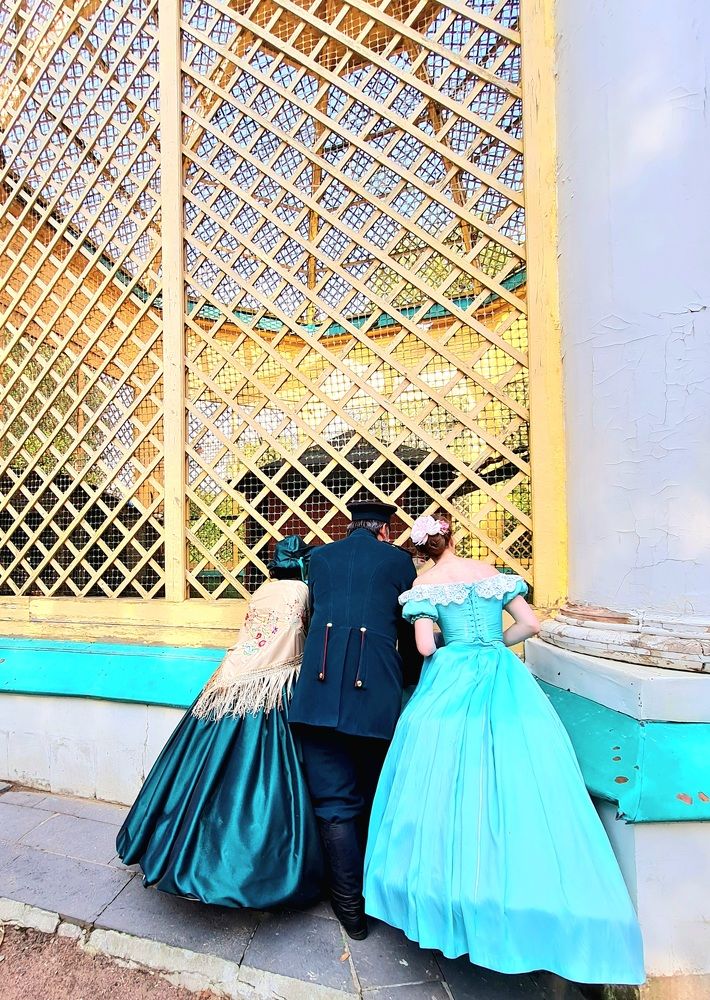 Как господа гуляли и любовались павлином