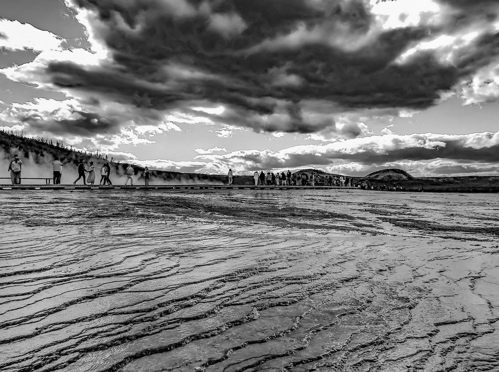 Human chain bisects clouds from ground
