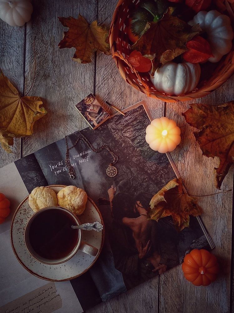 Натюрморт со свечами и листьями