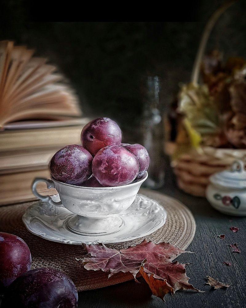 Натюрморт со сливами