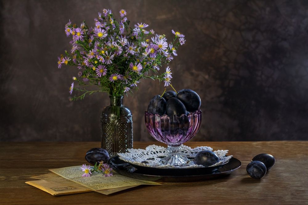 Натюрморт со сливой.