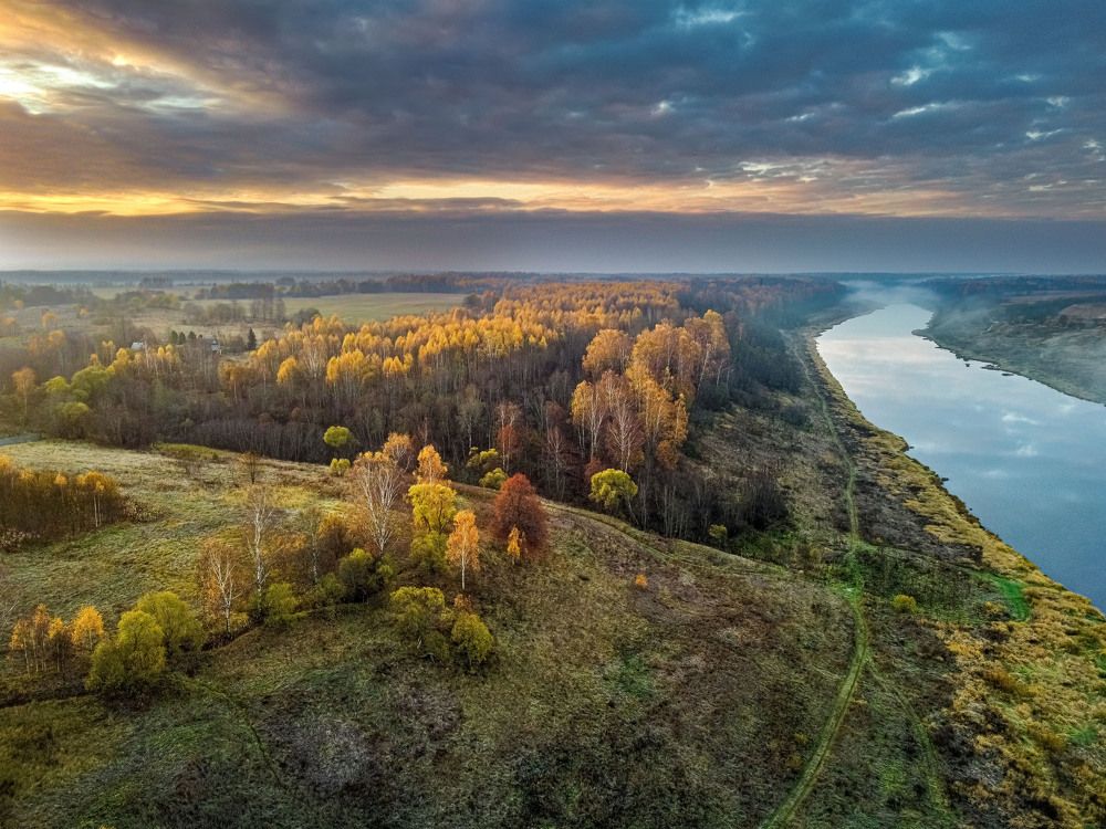 Осенний рассвет над рекой