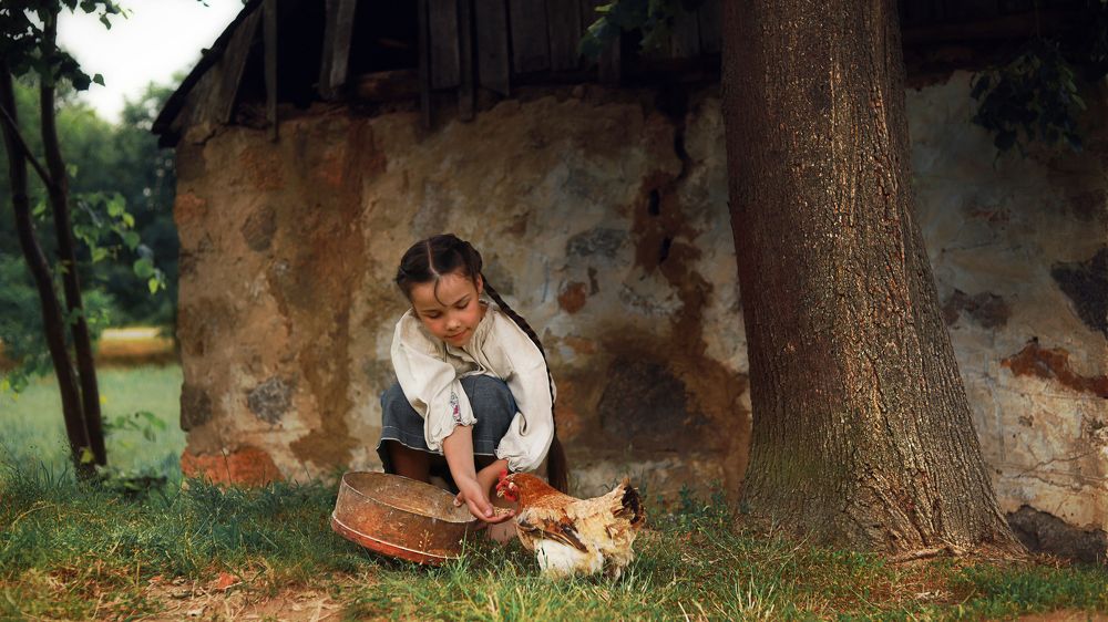 Mariia and a hen