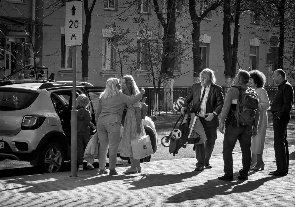 Люди встречаются, люди прощаются ...